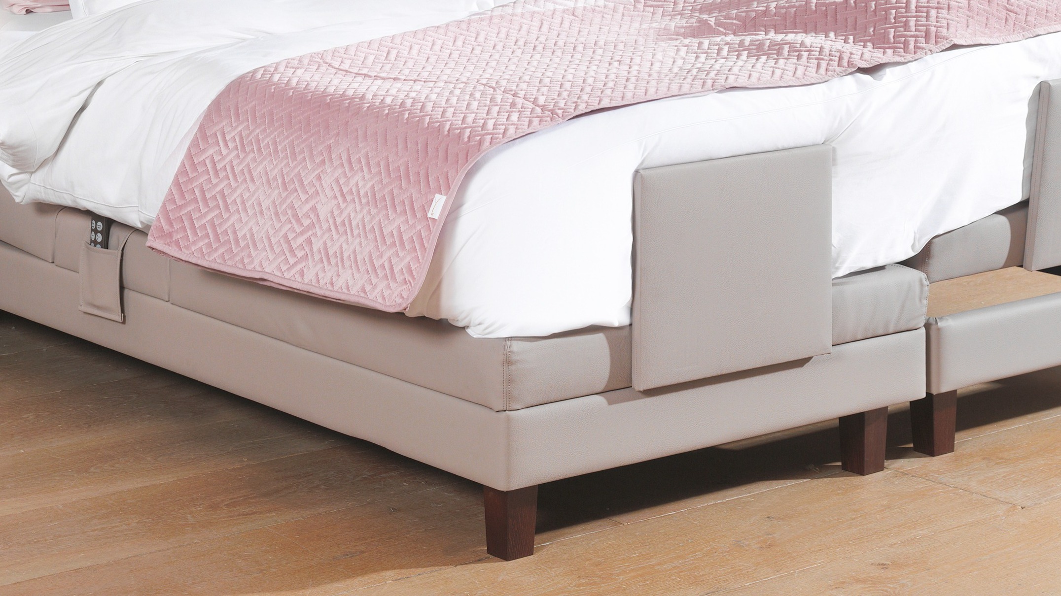 Sleepy Celestial elektro met Elite Plus matras en topper - detail boxspring